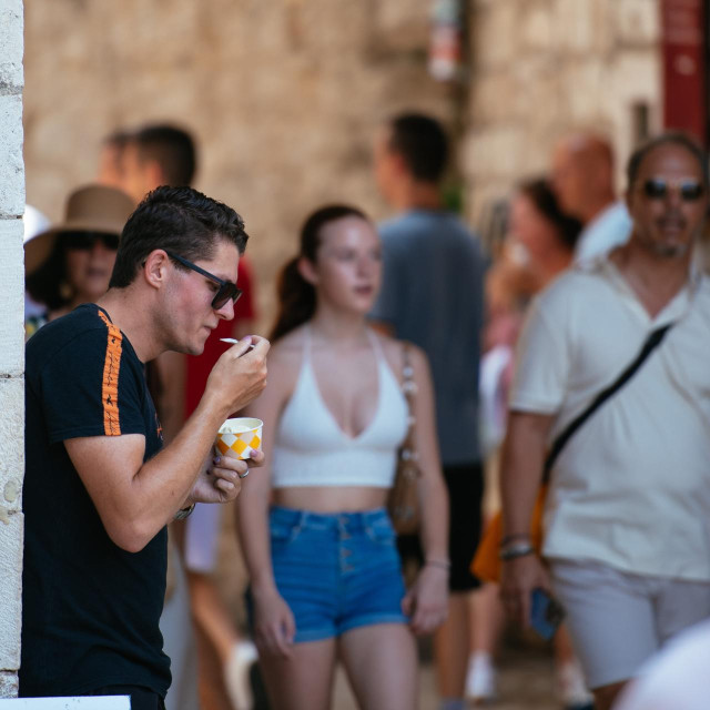Dubrovnik, 200724. Setnja gradjana i turista na Stradunu.