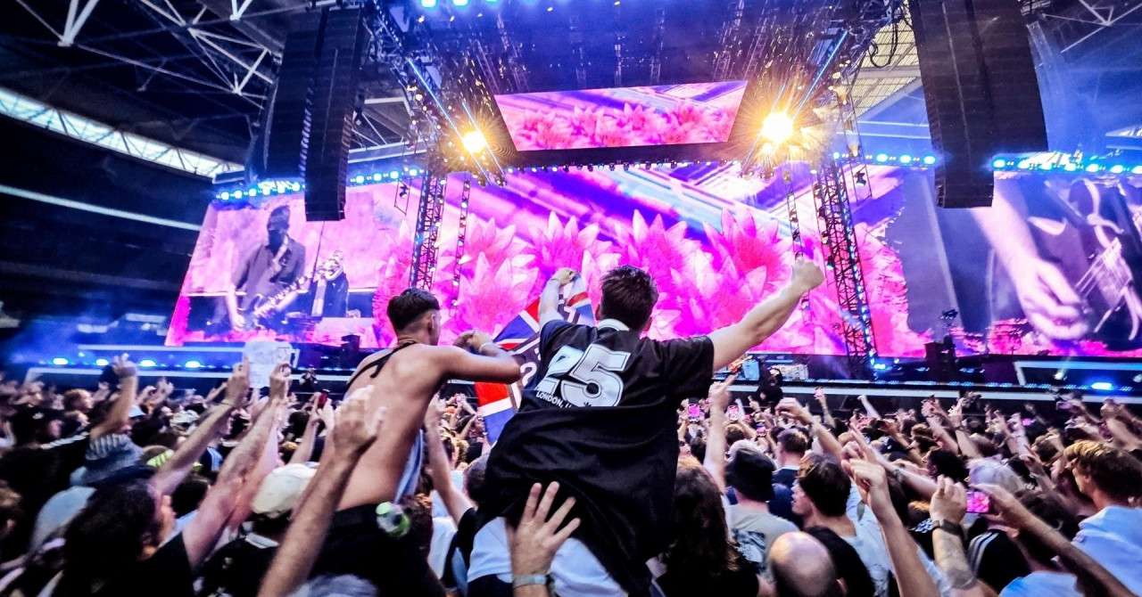 Moški umrl po padcu na koncertu skupine Oasis v Londonu