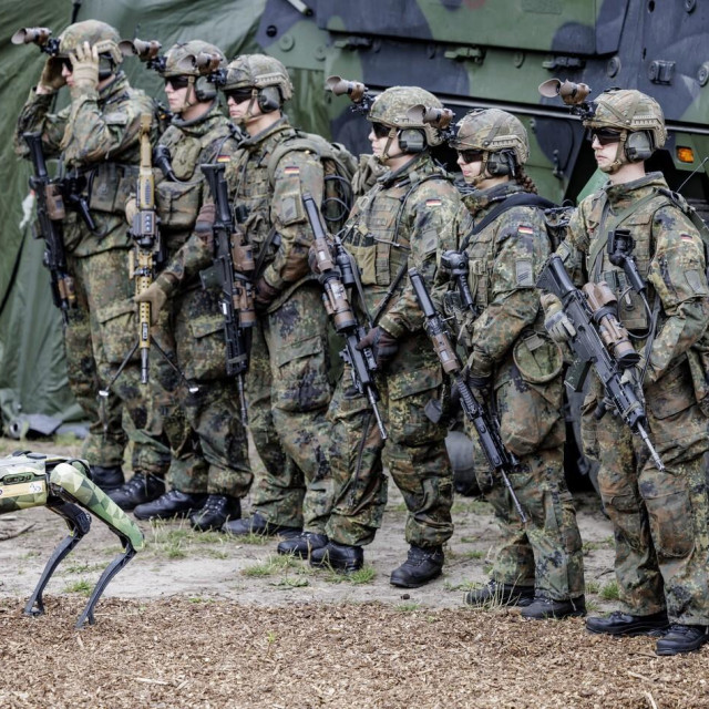 Pedeset devet posto ispitanika reklo je da vjeruje da je vjerojatno da će tijekom istog razdoblja Njemačka trebati pružiti vojnu pomoć drugoj članici NATO-a prema obvezi o uzajamnoj obrani