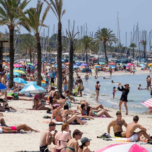 Palma de Mallorca, turisti uživaju na plaži