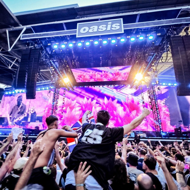 Oasis je u izjavi rekao da su ”šokirani i ožalošćeni” viješću o smrti obožavatelja