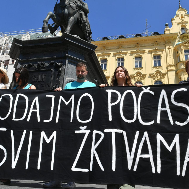 Prizor s jedne od ranijih antiratnih akcija koje su organizacije za ljudska prava održale kako bi ukazale na ratne zločine nad civilima srpske nacionalnosti i izostanak institucionalnog suočavanja s prošlošću