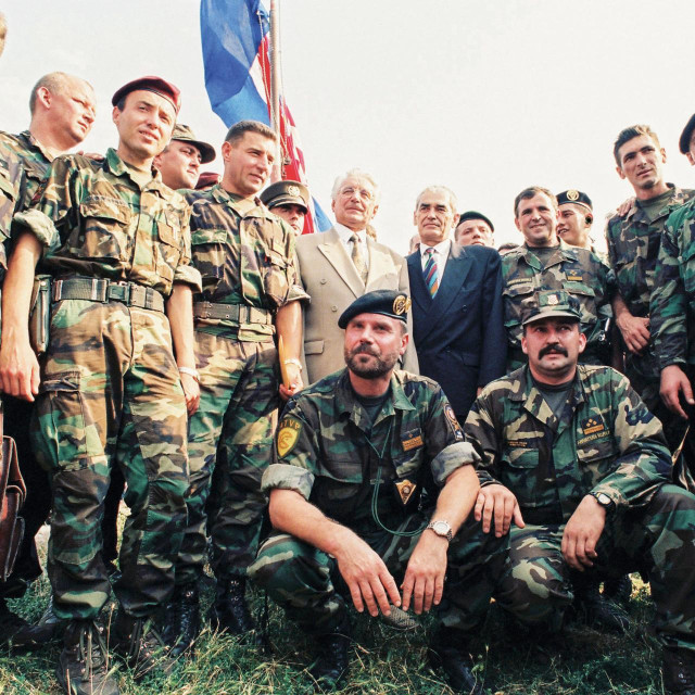 Franjo Tuđman nakon Oluje u Kninu s ministrom obrane Gojkom Šuškom i generalima Ljubom Ćesićem Rojsom, Damirom Krstičevićem, Ivanom Koradom, Antom Gotovinom, Krešimirom
Kašparom, Miljenkom Filipovićem, Rahimom Ademijem i Antom Kotromanovićem