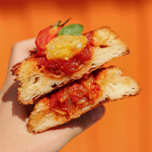 Uz to, pecivo je dodatno obogaćeno svježim cherry rajčicama i listićem bosiljka, a sve je zaokruženo s nekoliko kapi aromatičnog ulja od bosiljka