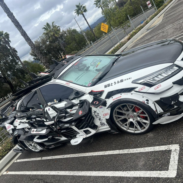 Honda Accord s previše spojlera