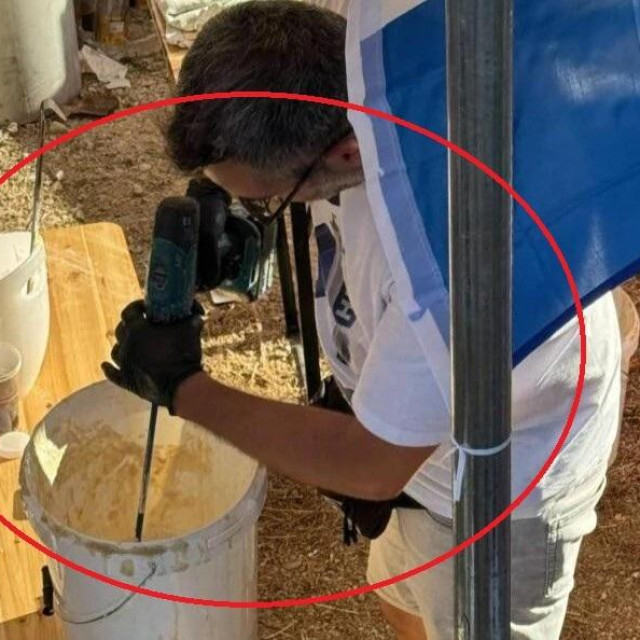 Ugostitelj miješa smjesu za uštipke
