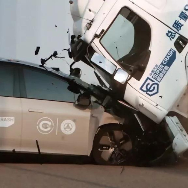 Crash test Li Auto i kamion