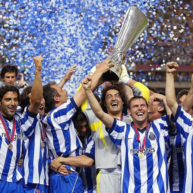 Porto podiže trofej Kupa UEFA 2003. godine