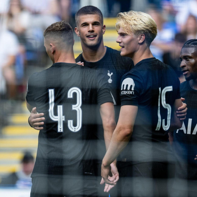 Vušković slavi gol za Tottenham