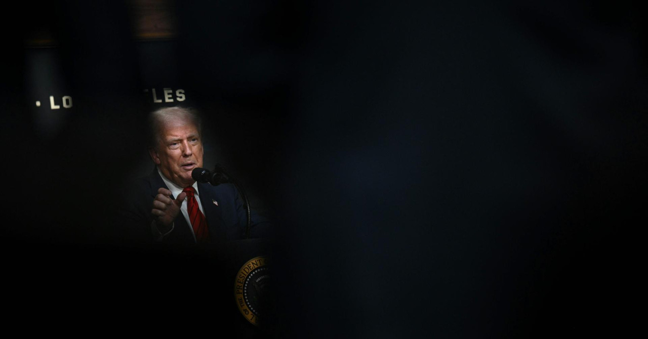 Bloomberg: ‘Trumpovo ime bilo je u Epsteinovim dosjeima. Onda ga je FBI uklonio iz njih‘