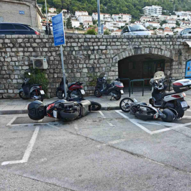 Polomljeni i prevrnuti skuteri na parkiralištu Buža