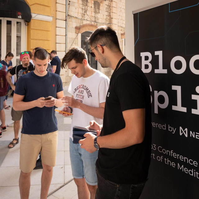 Mladi ljudi  se odlučuju na ulaganje zato što vide da to čine i drugi, primjerice prijatelji, poznanici, influenceri na društvenim mrežama, umjesto da odluku donesu na temelju vlastitog istraživanja/ Ilustrativna fotografija