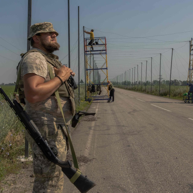 Istočni Donjeck, srpanj, postavljanje protudronskih mreža

 