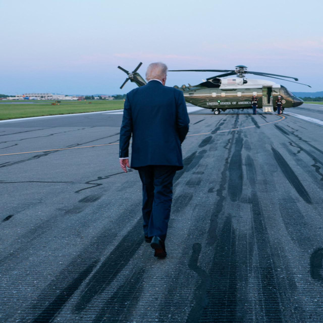 Donald Trump šeće prema avionu
