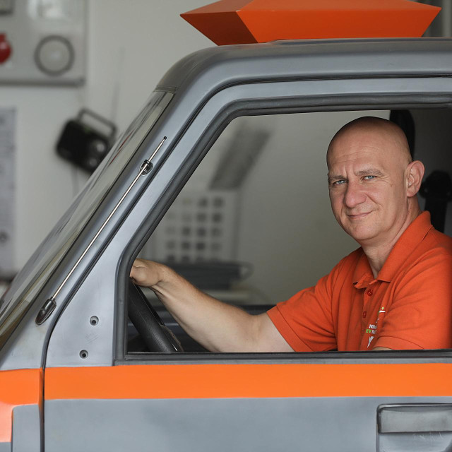 Igor Kolovrat u električnom vozilu s karoserijom od konoplje