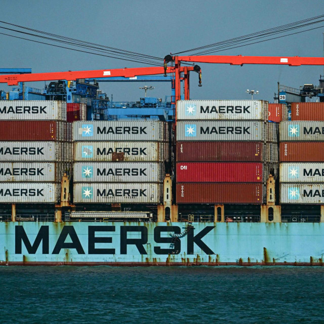 Teretni brod tvrtke Maersk prikazan je u luci Colon u Colonu u Panami 29. siječnja 2025. Danski brodarski div Maersk povećao je svoje izglede zarade za 2025. 7. kolovoza 2025. zbog snažne potražnje izvan Sjedinjenih Država usred carinskog napada predsjednika Donalda Trumpa