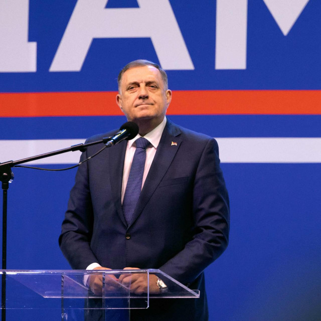 Dodik za sada nije potvrdio da će dragovoljno napustiti ured predsjednika RS-a i traži raspisivanje referenduma na kojemu bi se birači očitovali o tome podržavaju li ga unatoč sudskoj presudi