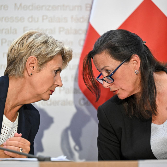 Predsjednica Švicarske Karin Keller-Sutter i glasnogovornica vlade Nicole Lamon