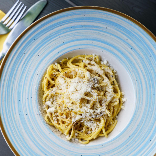Izvorni recept za cacio e pepe sadrži samo tri sastojka: tjesteninu, crni papar i ovčji sir pecorino