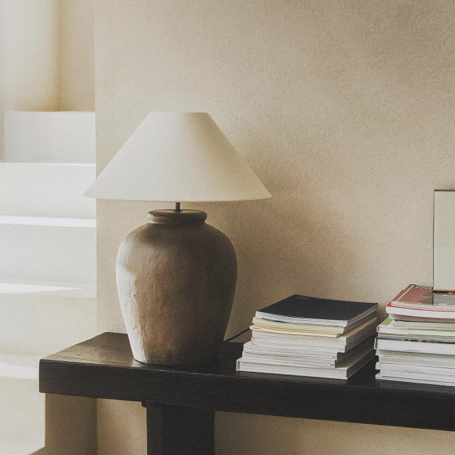 Zara Home stolna lampa s keramičkim postoljem (189 eura)