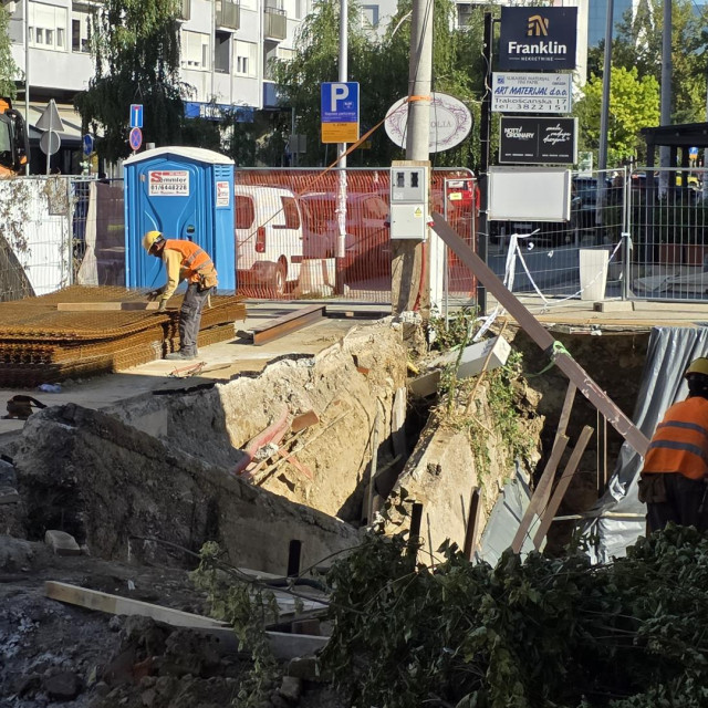 Srećom po izvođača, urušavanje nije zahvatilo temelje jedne od dviju stambenih zgrada koje se grade u sklopu istog bloka