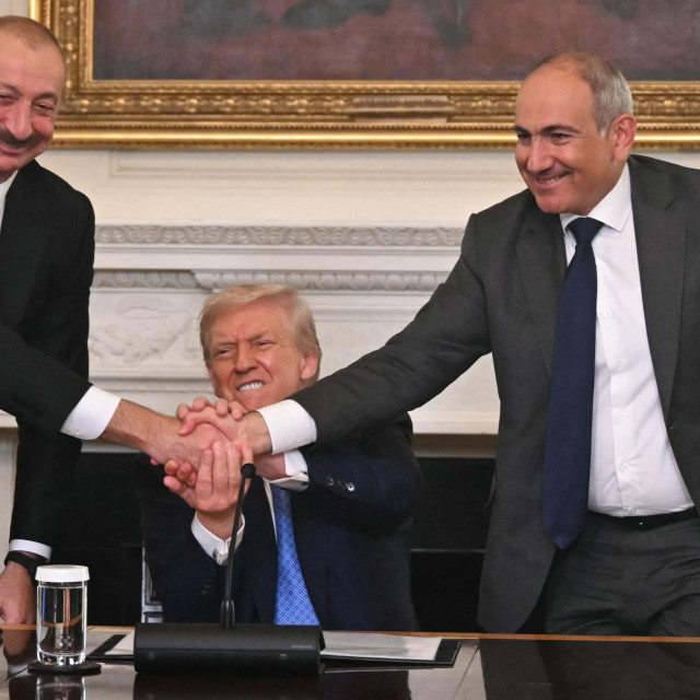 Predsjednik Azerbajdžana Ilhan Alijev, predsjednik SAD-a Donald Trump i armenski premijer Nikol Pašinjan potpisuju sporazum u Washingtonu