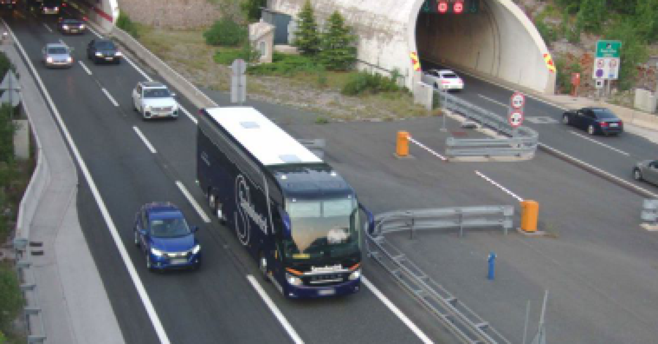 Požar u tunelu Sveti Rok, zapalio se auto, prekinut promet u oba smjera