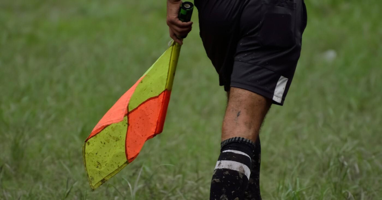 Strahota na hrvatskim terenima: Navijač uletio na teren i počeo daviti suca?! Stigli policija i hitna