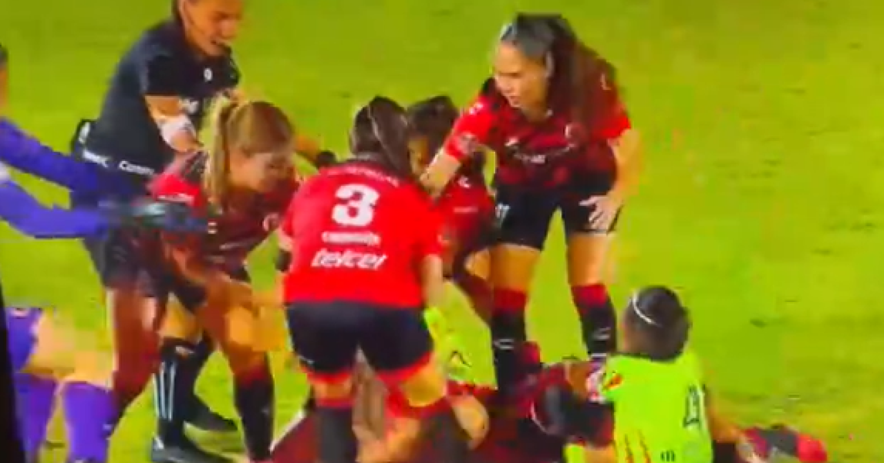 VIDEO Strašna tučnjava u Meksiku, nogometašice se potukle nasred terena, čupale jedna drugoj kosu, udarale...