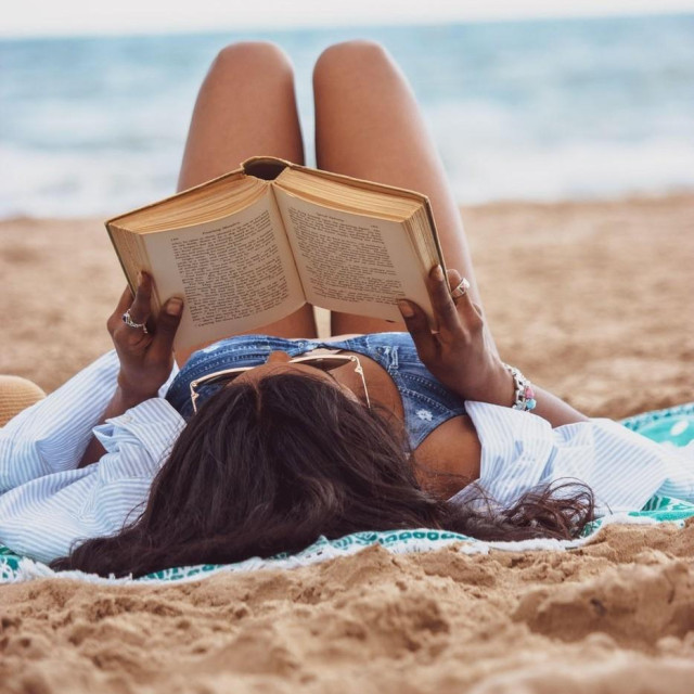 Čitanje knjige na plaži, ilustrativna fotografija