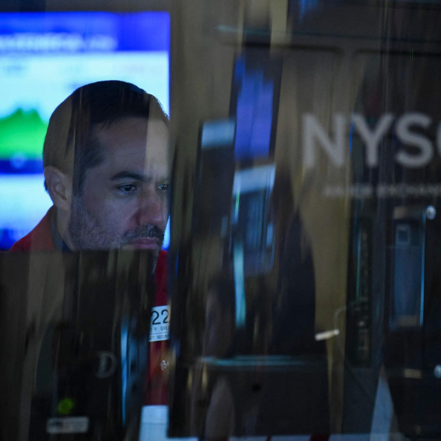 Trgovac radi na podu njujorške burze (NYSE) na otvaranju trgovanja 2. lipnja 2025. u New Yorku. Cijena barela na londonskom tržištu pala je prošloga tjedna 4,4 posto, na 66,59 dolara, a na američkom tržištu za 5,1 posto, na 63,88 dolara