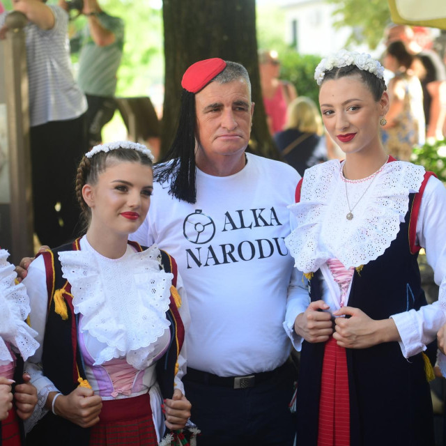 Alka je prvorazredni modni događaj. Event, kako bi se stručno kazalo. Moglo bi se to možda nazvati i tjednom mode, koji počinje s utrkom neretvanskih lađa u Metkoviću, a završava sa sinjskom Alkom