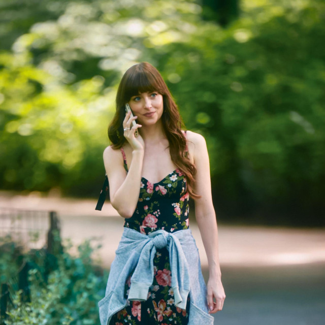 Dakota u jednostavnoj slip haljini cvjetnog uzorka u kombinaciji sa starkama kombinacija je koju želimo rekreirati