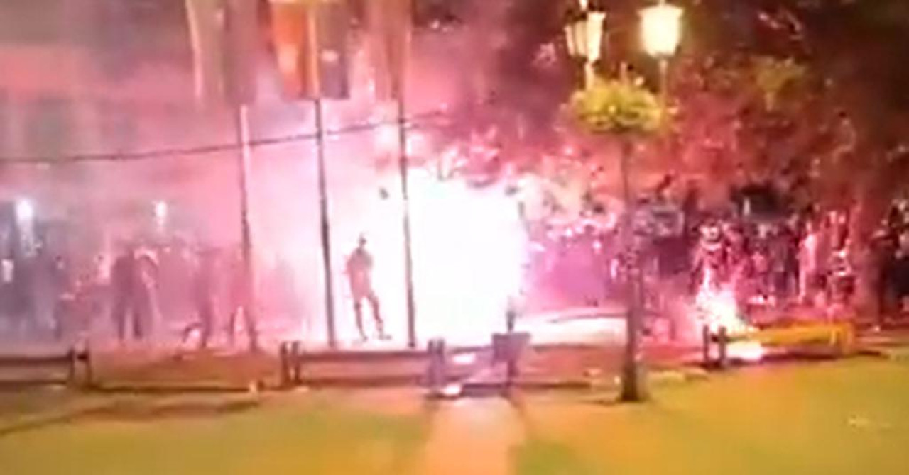 Neredi u dva srpska grada, Vučićeve pristalice kamenjima i pirotehnikom gađali ljude, znakovita je reakcija policije
