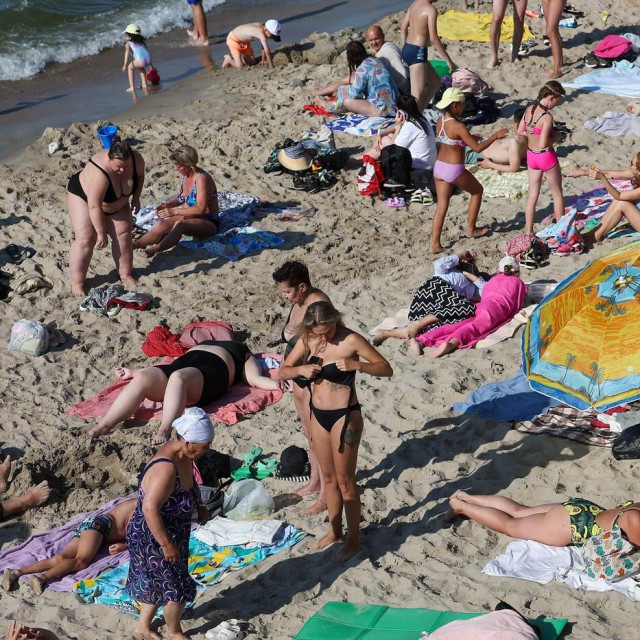 Turisti uživaju na plaži na Baltičkom moru u Zelenogradsku