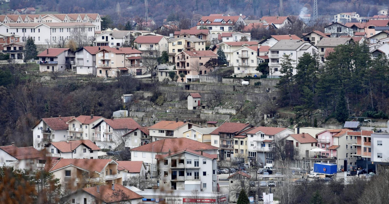 Moški, ki je pozival k oboroženem spremstvu na obred v Širokem Brijegu, prijavljen policiji, Sanin Musa kljub prepovedi ne odstopa od odhoda