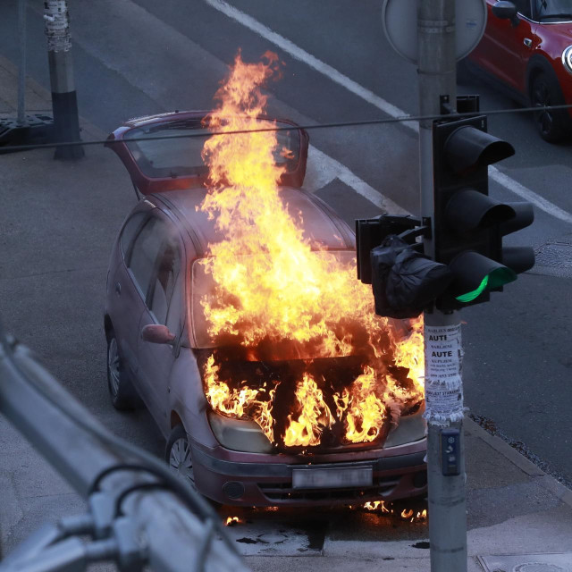 Požar automobila, ilustracija