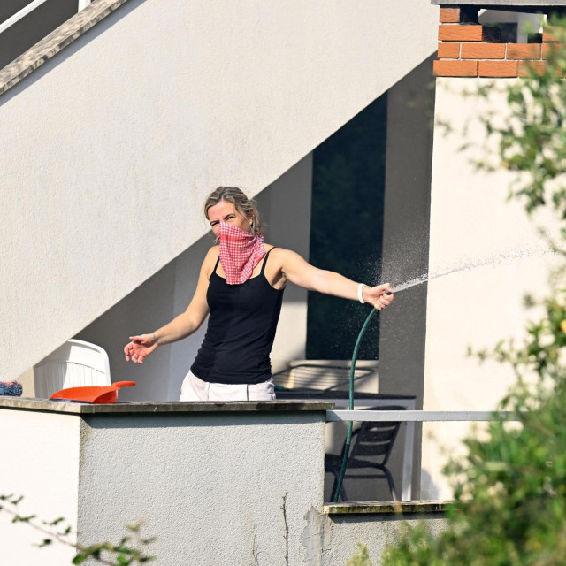 Jesenice, 110825.
Oko 2.54 izbio je pozaru otvorenog prostora iznad Sumpetra i Jesenica, tocnije kod naselja Staro Selo. Na terenu je preko 100 vatrogasaca i 40 vozila. Pozar gase i kanaderi.