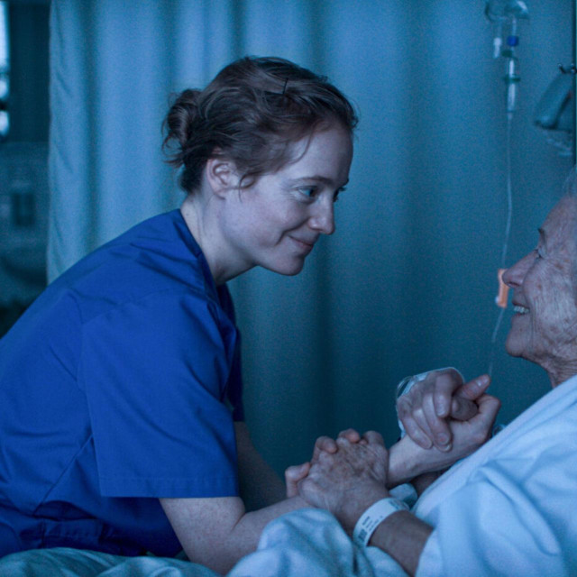 Glavni lik je bolničarka Floria, koju igra sjajna Leonie Benesch