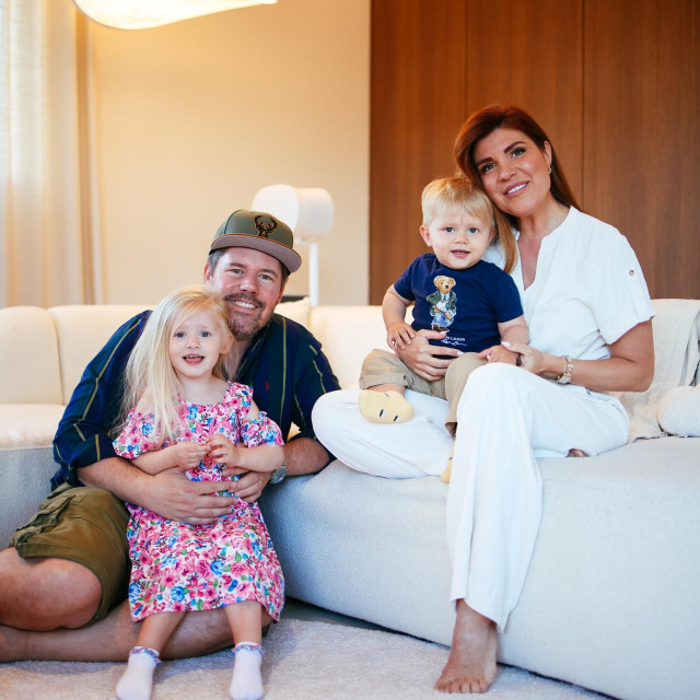 Tena Vodopija sa suprugom Filipom Smerdeljom i djecom