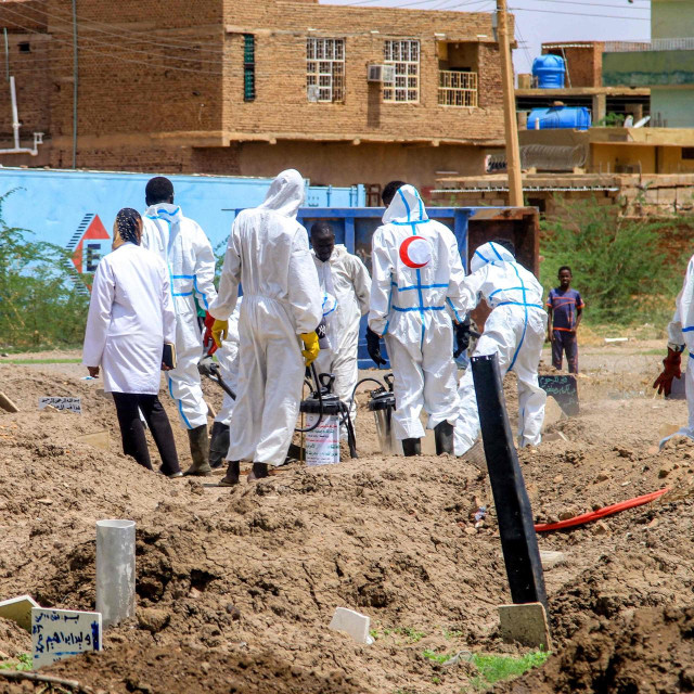 Iskapanje preminulih iz improviziranih grobova koji su stvoreni dok je područje bilo pod kontrolom RSF-a