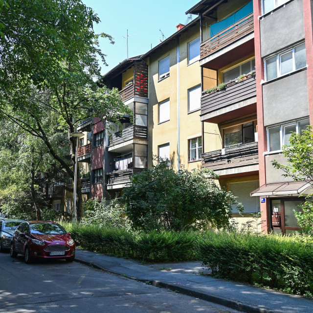 Ulica Frane Alfirevića 35 i 37, u kojima su živjeli i bili susjedi Pero Kvrgić, Ivo Robić  Mirka Klarić
 