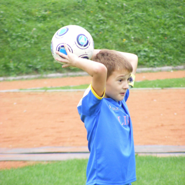 Benjamin Šeško prve je nogometne korake napravio u Radečama, mjestu s oko dvije tisuće stanovnika, koje je podjednako udaljeno od Ljubljane i Zagreba (80-ak kilometara)