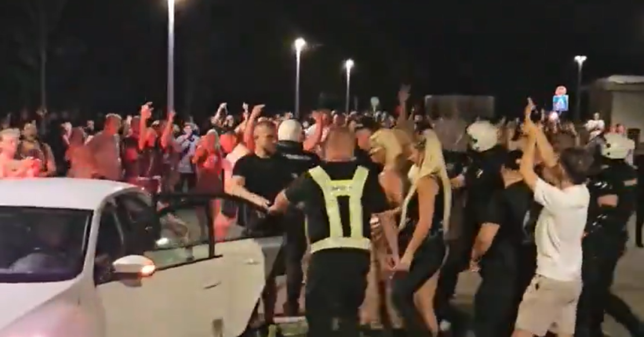 Protesti prekinili koncert Jelene Karleuše v Loznici, policija jo je evakuirala