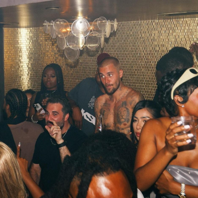 Justin Bieber bez majice u noćnom klubu