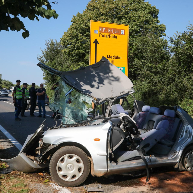 Blizu pulskog aerodroma desila se prometna nesreca u kojoj je jedna osoba smrtno stradala kad se auto zabio u stablo.