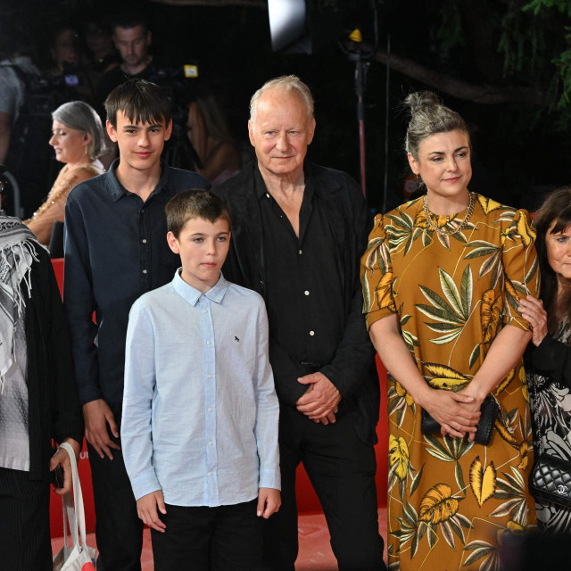 Švedski glumac Stellan Skarsgard (treći zdesna) s obitelji na otvorenju Sarajevo Film Festivala