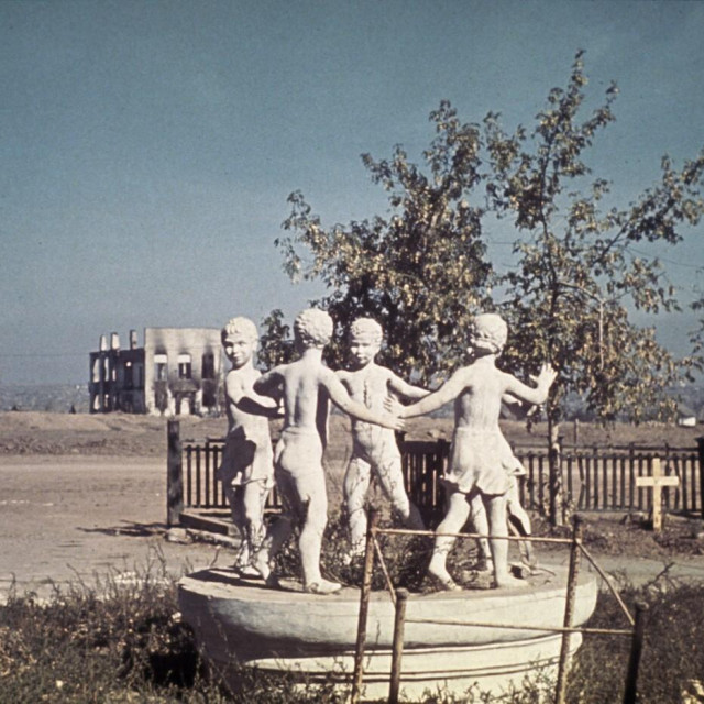 Spomenik djeci koja se igraju u Staljingradu snimljen 1942. godine