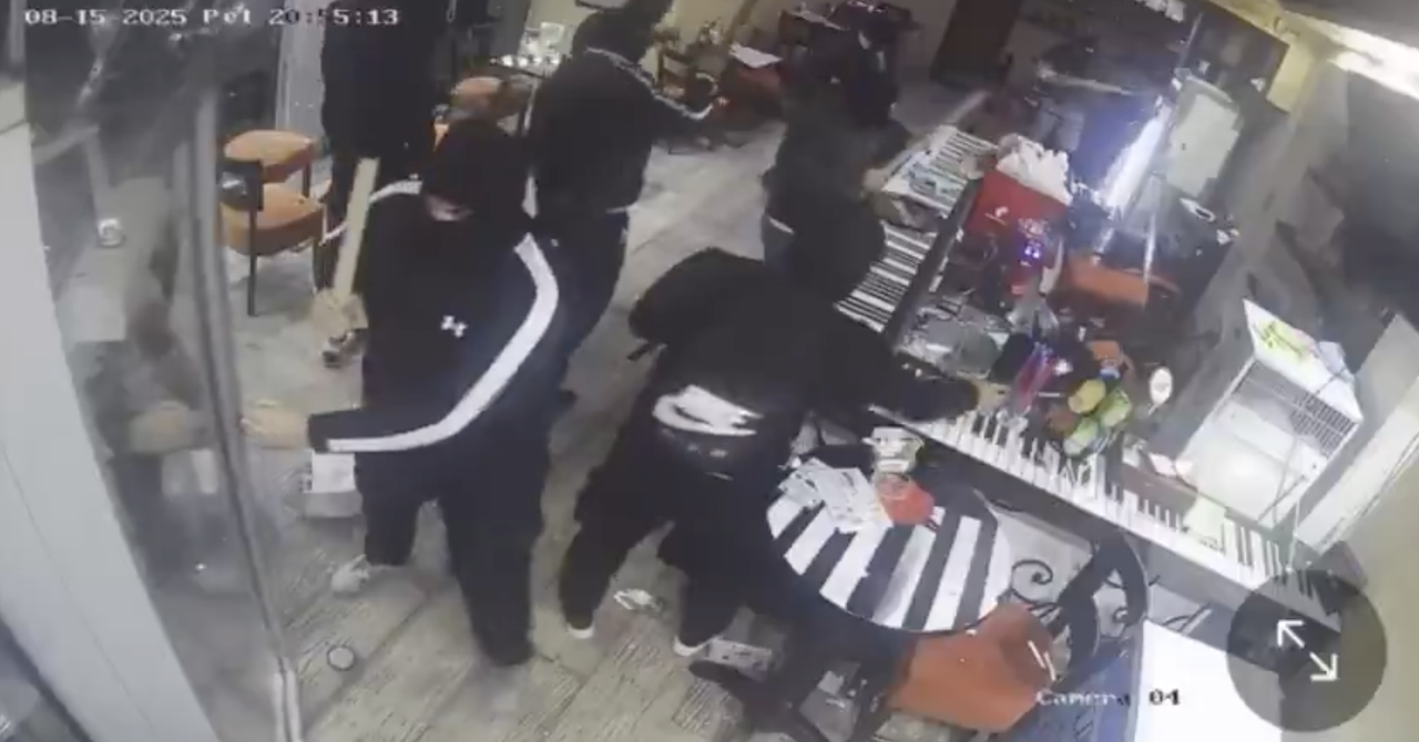 VIDEO Maskirani uletjeli u kafić u Srbiji i potpuno ga demolirali: ‘Sve goste su pretukli, konobarica je završila na Hitnoj‘