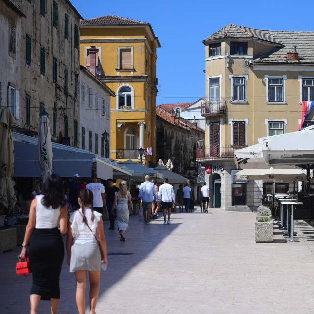 Sinj je gradić koji zorno pokazuje da je stalno propadanje kopnene Dalmacije, prije svega demografsko, zaustavljeno